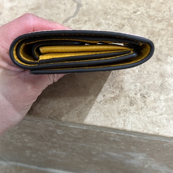 ❗️PRICE DROP❗️Tory Burch Trifold Wallet - Picture 4 of 9